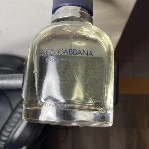Dolce & Gabbana Pour Homme parfym - Fräsch och klassisk herrparfym från Dolce & Gabbana. Flaskan är genomskinlig med rundade former och har en blå kork med silverdetalj. Doften är Eau de Toilette och passar dig som gillar eleganta och tidlösa dofter.
