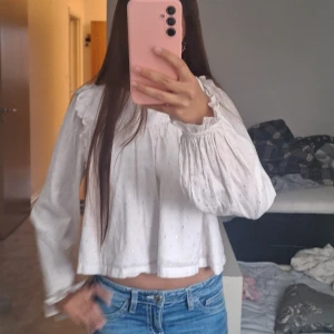 Vit blus med volang och guldprickar - Jättefin tröja från gina tricot. Har inte kommit till använda så är helt oskadad💕 Den är i storlek 146/152 som typ är storlek S💕