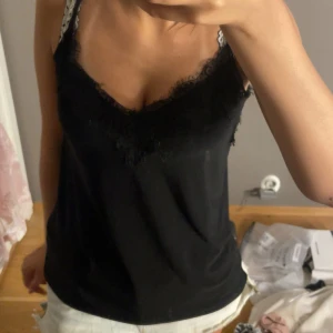 Svart spetslinne  - jätte fin tröja perfekt till sommaren ❣️❣️kommer ej till användning längre💝💝