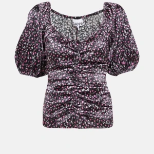 Söt blommig topp från Ganni - Intressekoll på en så fin Ganni blus, prislappen kvar. Nypris 3700.