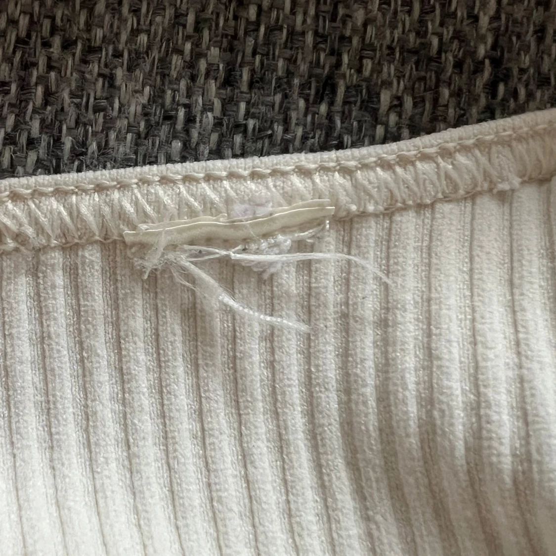 Ribbad cremevit linnetopp från ARKET - 3