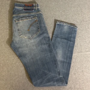 Dondup George jeans  - Vädligt snygga Dondup George Jeans | Riktigt fet design med detaljer och väldigt snygg passform | Eftertraktad färg | Byxan är i Vädligt bra skick och har inga tecken på användning | Nypris runt 3k💰| Pris går att diskutera vid snabbare köp | Kontakta vid fler frågor eller funderingar ✔️