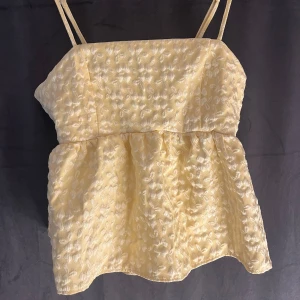 Söt gul topp - Jättefin somrig gul topp, storlek M men passar S. Helt ny💛