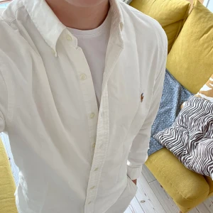 Ralph lauren skjorta - Säljer nu denna feta Ralph lauren skjortan i riktigt bra skick, perfekt nu till sommaren. Storlek: M. Nypris: 1799kr. Mitt pris: 750kr. Skriv vid frågor eller för fler bilder! 🤩