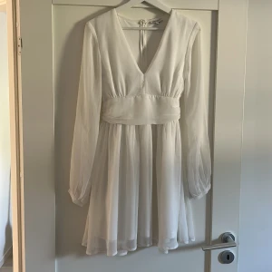 Bubbleroom klänning  - Vit klänning köpt från Bubbleroom. I fint skick, använd ett fåtal gånger. Perfekt sommarklänning