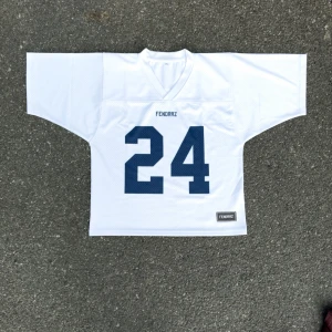 Limited Edition - endast 30 st - Bundle deal: 2 för 699 3 för 899 ❗️DMa: färg & storlek  NY MED PRISLAPP  👉  • Denna JERSEY är en del av Fendraz™ Jersey LIMITED COLLECTION – endast 30 st.   • Designad i Sverige  • 300 GSM • EJ massproduktion • Hög kvalité på polyester material