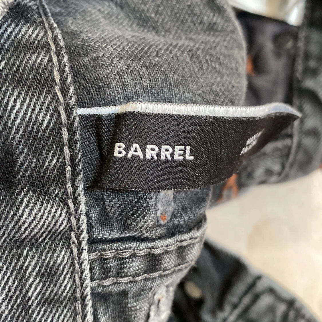 Svarta Barrel jeans från Weekday - 2