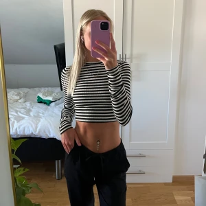 Randig tröja - Randig långärmad tröja i lite kortare modell ifrån NA-KD. Använd ett fåtal gånger & är i storlek XS🖤🤍