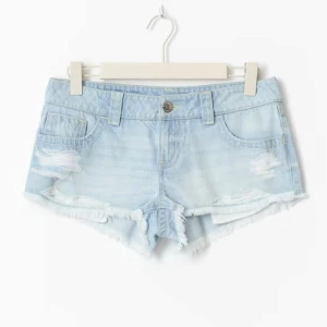 Väldigt low waist jeansshorts  - X-tra low jeansshorts från gina young 14+, jättesnygga o slut på hemsidan. Oanvända, prislappen är kvar