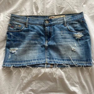 Lågmidjad jeanskjol från Hollister - Jättesnygg blå jeanskjol från Hollister, storlek S, säljer pågrund av att den va för liten.🌟