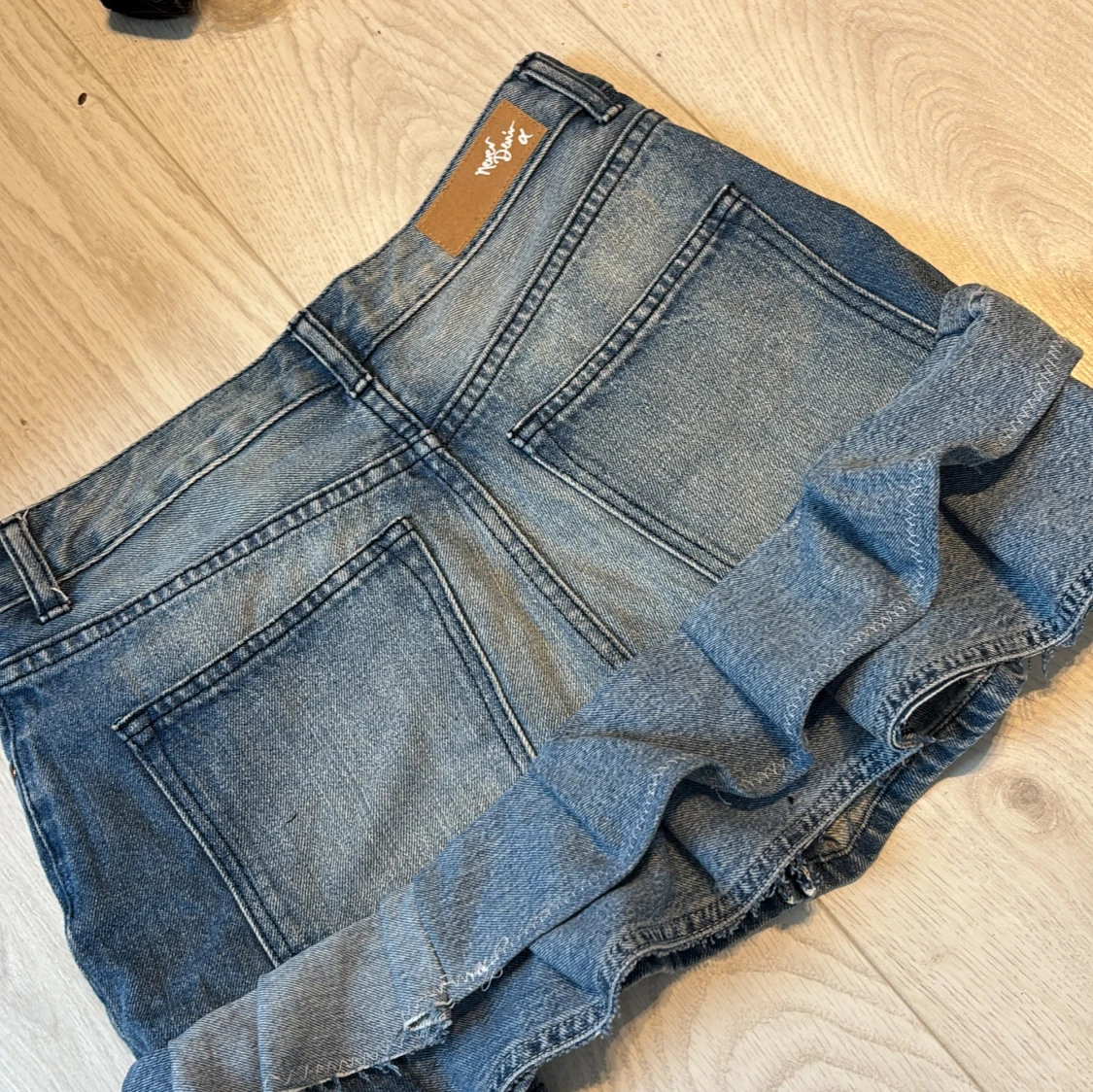 Jeanskjol med volang från Never Denim - 2