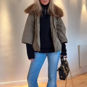 Olivgrön parkas med fuskpäls - Säljer en olivgrön med stor fuskpäls jacka. Jackan liknar lite dem första bilderna, bara att den jag säljer är långärmad och lite mer grönare. Priset kan diskuteras
