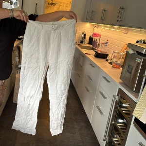 Vita linnebyxor från Gina Tricot M - Säljer ett par fräscha vita linnebyxor från Gina Tricot i storlek M. Perfekta för varma dagar och chill vibes.❣️❣️ Strl M!!❣️❣️