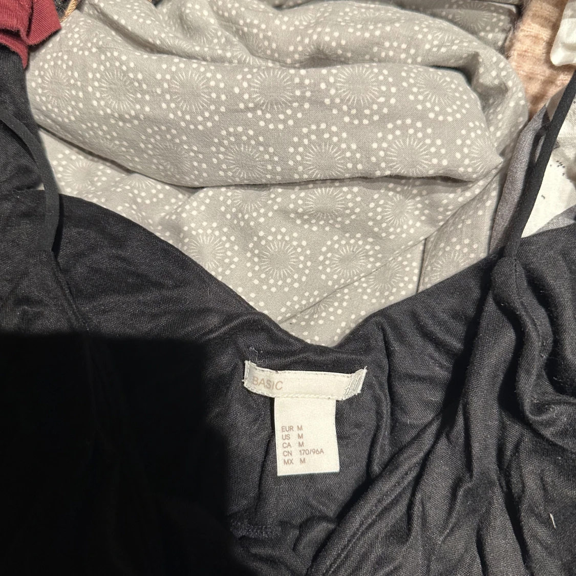 Svart kort klänning med smala axelband - 2