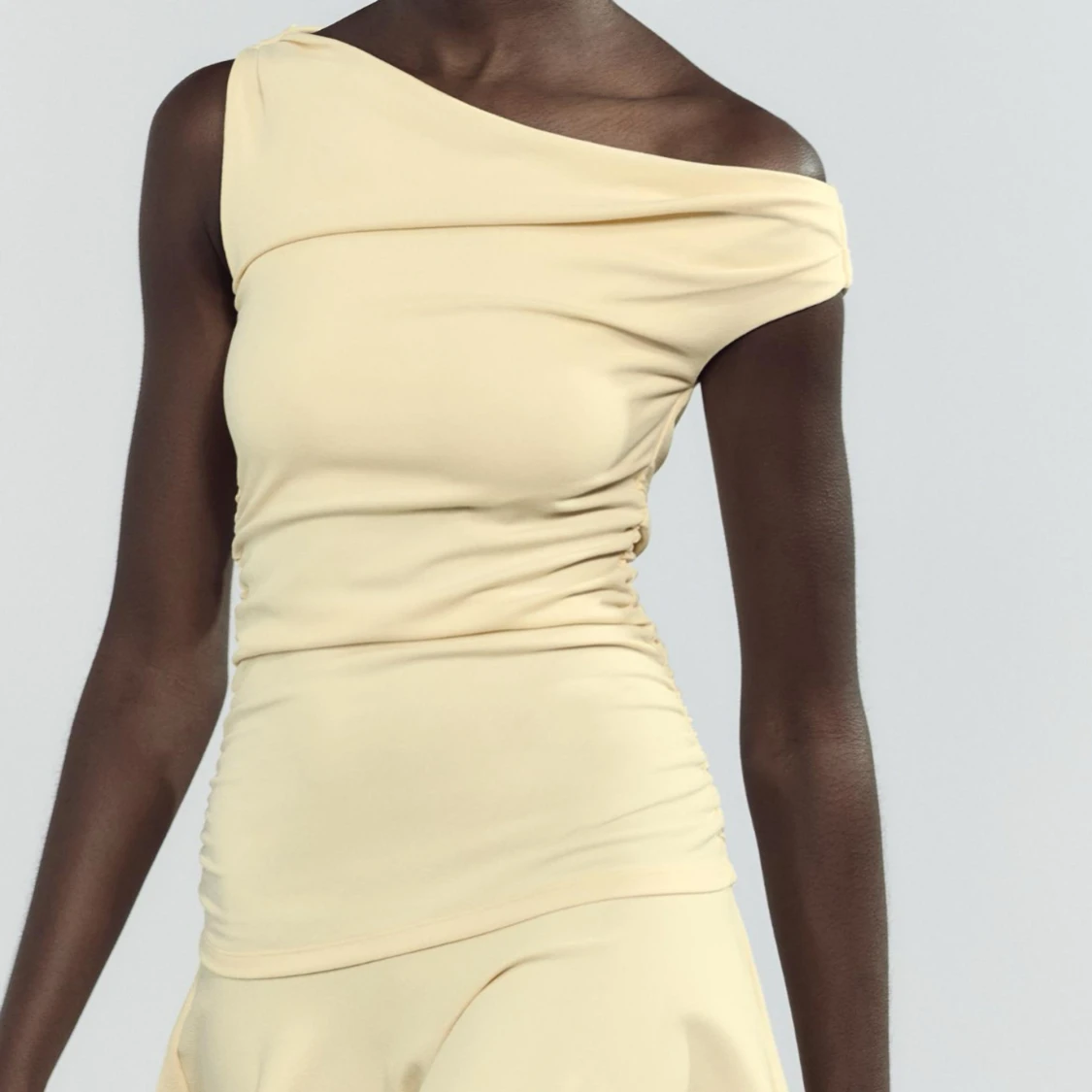 Ljusgul one shoulder från Zara - 2