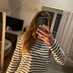 Randig långärmad tröja från NA-KD - Fin randig tröja från NA-KD💖Säljer på grund av att den inte kommer till användning💕