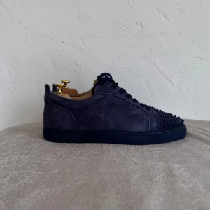 Christian Louboutin Skor - Navy Christian Louboutin skor med alla nitar kvar och väldigt bra skick 9/10. Storlek 43 och vill få sålt dom snabbt så priset kan diskuteras🙌🏼