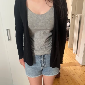 Svart kofta från Gina Tricor - Snygg svartkofta i st XS från Gina Tricot! Lite nopprig men inget som syns💕 (pris kan diskuteras)