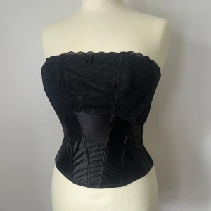 Korsett med spets - Korsett med spets och inbyggd BH. Storlek 80B, men den passar större storlekar