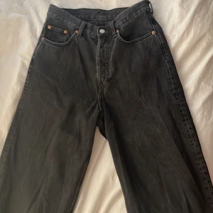 Svarta Levis 501 jeans, loose fit - Ett par baggy jeans från Weekday, säljes då de tyvärr inte kommit till användning på sistonde. Jeansen är i mycket fint skick, sitter bra. Hör gärna av dig vid frågor eller om du vill se fler bilder!