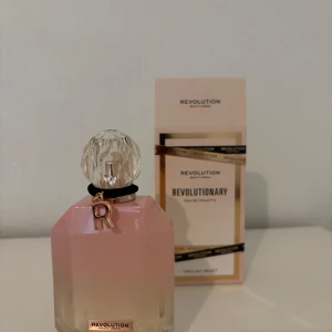 Revolution parfume revolutionary - Revolutionary Eau De Toilette är en förförisk, feminin parfym. Den härliga blommiga doften utvecklar en vaniljarom som följs av frukt-, patchouli- och tränoter som stannar kvar hela natten.