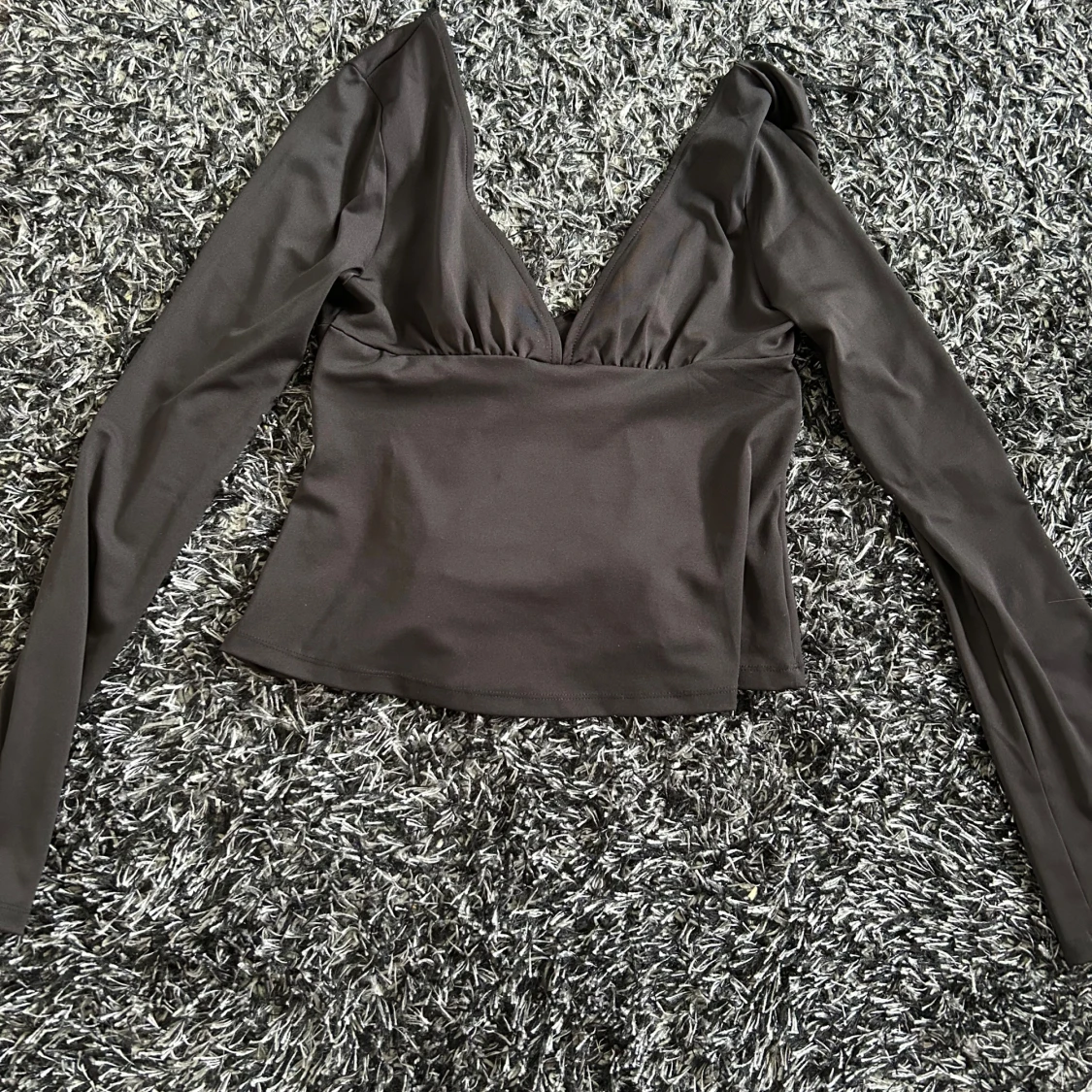 Svart omlottopp med v-ringning