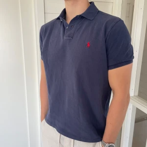 Polo ralph lauren pike - Säljer en snygg polo ralph lauren pike i storlek L. Piken är lite solblekt men annars i bra skick. Hör av er vid frågor