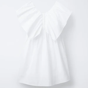 Volangklänning - Såå söt volangklänning!! Den är v-ringad på framsidan och baksidan. Klänningen är aldrig använd och har prislapp kvar. Storlek XXS. Skriv för fler bilder eller andra funderingar. Pris går att diskutera☺️Perfekt nu till sommaren- till skolavslutning, midsommar. 