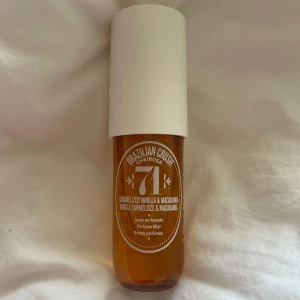 Sol de Janeiro Brazilian Crush Cheirosa 71 Perfume Mist 90 ml - Brazilian Crush Cheirosa 71 är en parfymmist med doft av karamelliserad vanilj och macadamia. Flaskan är brun med vit text och har ett stort vitt lock. Perfekt för dig som älskar söta, varma dofter och vill ha en tropisk vibe. Helt oanvänd förutom att den har sprayats kanske 3 gånger! 