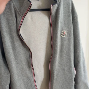 Grå zip-jacka från Moncler - grå zip-jacka från Moncler. Använd 1 gång. Köpt från merch of sweden. Kvitto finns.