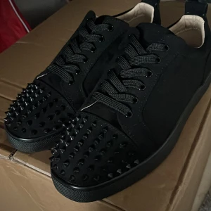 Svarta Louboutin - Svarta Christian Louboutin. Haft på mig dem en gång för läraremiddag men jag vill inte ha loubs så jag tänkte sälja dem för en bra pris. Köpte dem för 1500 men kan ge bra pris för dem.