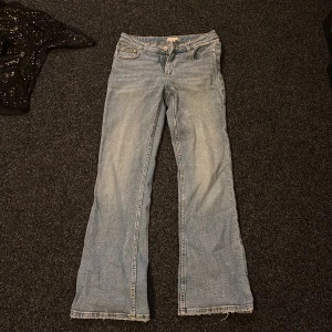 Ljusblå bootcut jeans - Säljer ett par ljusblå jeans med bootcut-modell, använda en del gånger så lite slitna nertill 