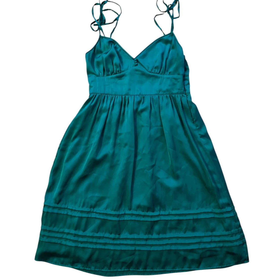 Grön kort klänning med knytband