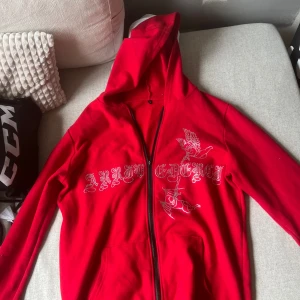 Rinestone hoodie - Säljer denna rinestone hoodie i storlek m bra skick bara att dragskejdjan är trasig men funkar som vanligt