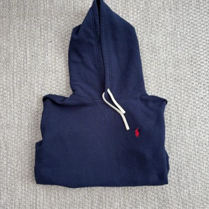 Mörkblå hoodie från Polo Ralph Lauren - Tjena!! Säljer nu denna super fina Ralph Lauren hoddie. Storlek S. Skick i toppklass!!! Pm vid funderingar!