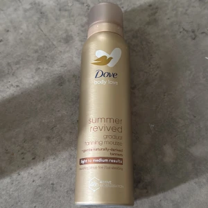 Dove Summer Revived Tanning Mousse - Dove Summer Revived gradual tanning mousse ger en naturlig solkysst look med lätt till medium resultat. Moussen är lätt att applicera, absorberas snabbt och innehåller återfuktande ingredienser. Perfekt för dig som vill ha en fräsch glow året runt.