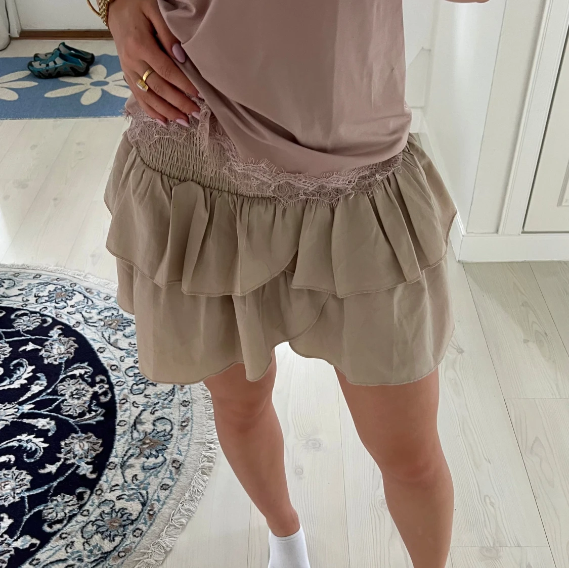 Beige volangkjol från Neo Noir