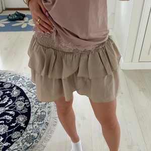 Beige volangkjol från Neo Noir - Supersöt beige kortkjol från Neo Noir med dubbla volanger.  Pris kan alltid diskuteras❤️.