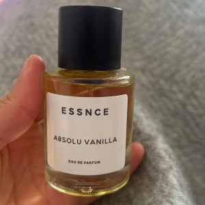 ESSNCE Absolu Vanilla Parfym - En stilren parfymflaska från ESSNCE med doften Absolu Vanilla. Perfekt för dig som älskar varma, söta vaniljtoner. Endast testad