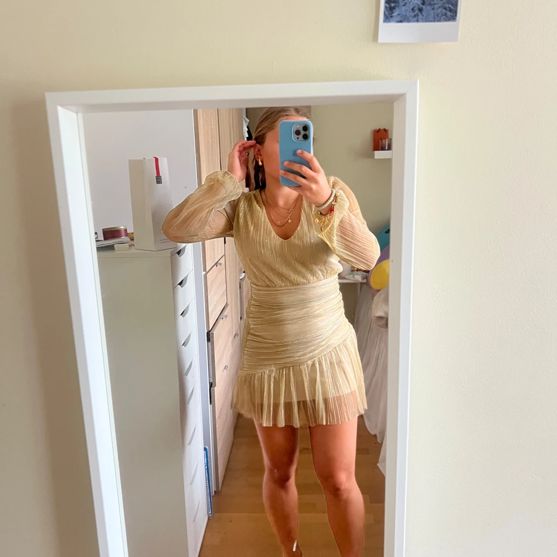 Kort volangklänning i guld - 3