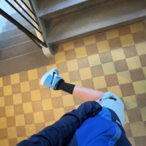 Nike Air Jordan 1 University Blue - Säljer ett par Nike Air Jordan 1 High i färgen University Blue. Skorna har en snygg kombination av blått, vitt och svart med klassisk svart swoosh och vita paneler. Hög modell med snörning och rund tå. Perfekta för dig som vill sticka ut med en ikonisk sneaker.