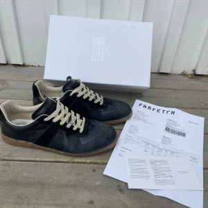 Maison Margiela GAT - Ett par överfeta GATS i färgen svart och mörkblå. Skicket skulle jag säga är 6-7/10, de är använda men ser fortfarande väldigt bra ut. Allt og medföljer, inklusive kvitto och MM kort. Priset går att diskutera vid en snabb affär (pga skicket). 