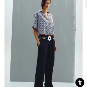 Shorta Zara - Kortärmad linneshorta från Zara. Använd en gång. Nypris 299