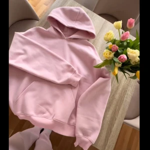 Ljusrosa hoodie - Säljer den slutsålda rosa hoodien från Gina i storlek S. Såå gullig och skön, men får ej användning av den💗💗