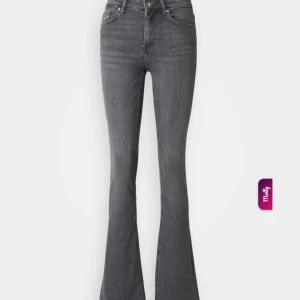 Grå bootcut jeans Molly - Snygga grå jeans från Only i modellen ONLBLUSH MID FLARED TAI0918 NOOS och är midwaisted. Jeansen har klassisk femficksdesign och är tillverkade i stretchigt denim för en bekväm passform. Perfekta för dig som vill ha en trendig siluett med utsvängda ben. Säljer pga förstora för mig, de är i storlek XL och längd 32.