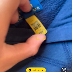 Mörkblå hoodie från Polo Ralph Lauren - Snygg mörkblå hoodie från Polo Ralph Lauren med klassisk broderad logga på bröstet. Tröjan har känguruficka framtill och ribbade muddar vid ärmslut och midja. Perfekt för dig som gillar stilren och bekväm streetwear. Köpte för 1100 säljer för 500
