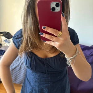 Mörkblå blus från Nelly - Supersöt mörkblå blus från Nelly