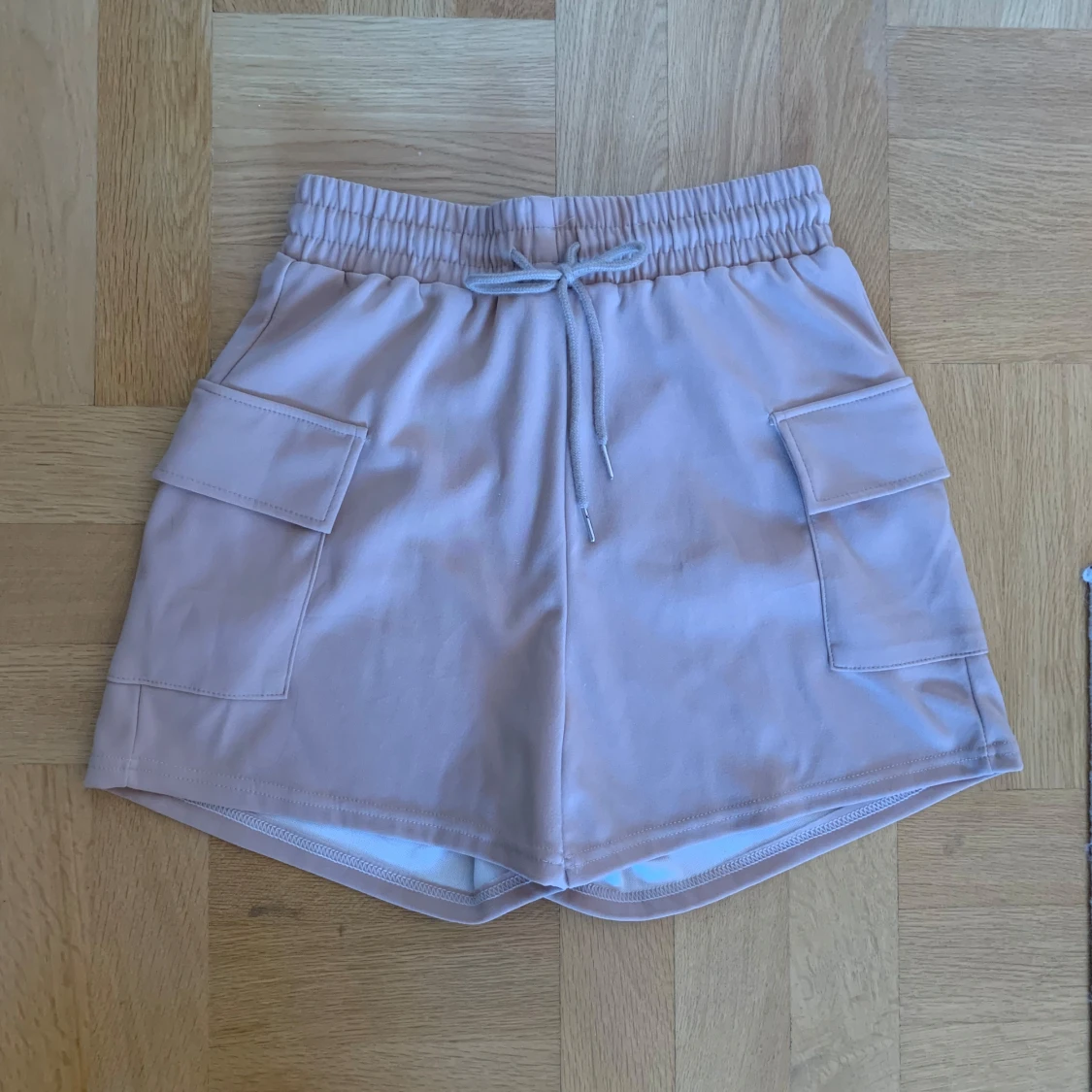 Ljuslila cargoshorts med snörning