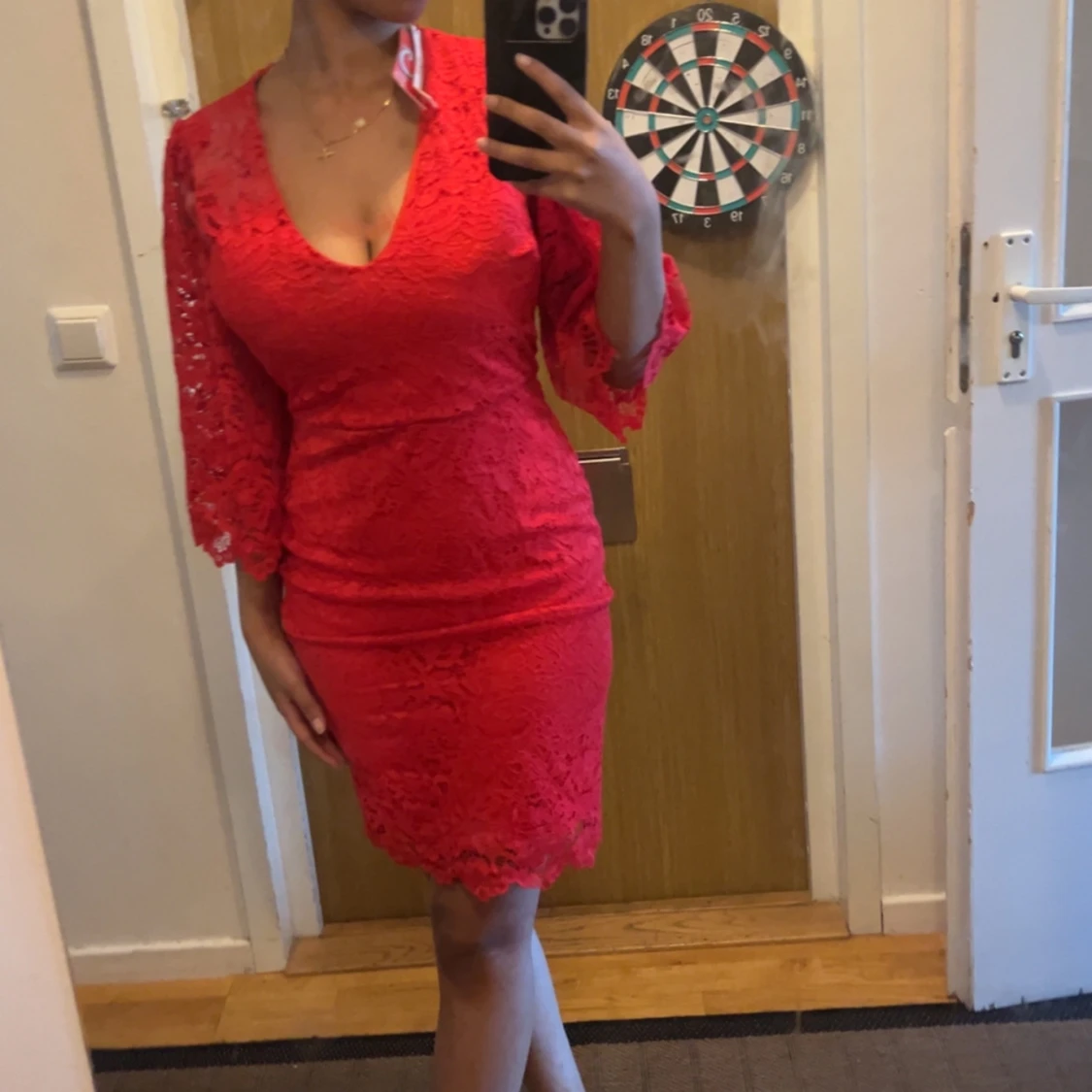 Röd spetsklänning med v-ringning