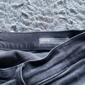 Dondup George mörkgrå 33 - Hej! Säljer nu dessa mörkgråa Dondup jeans. Riktigt snygga och passar till de mesta. Modellen är George. Självklart äkta. Storleken är 33. Hör av dig vid frågor eller funderingar!